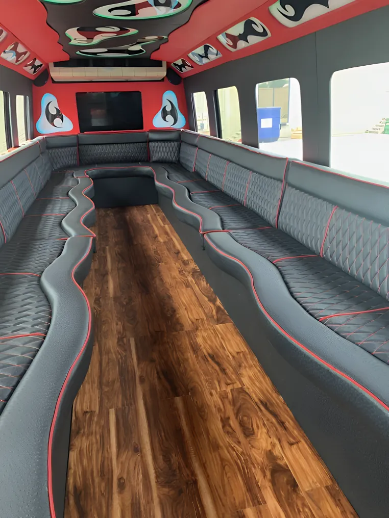 Premium party bus interieur voor FIFA WK grote supportersgroepen